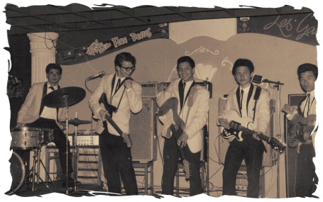 Raylettes in 1965 met v.l.n.r.: Eric Jahreis, Roelf Backus, Victor de Graaff Guillout, Oeli Ros en Danny Hartman.