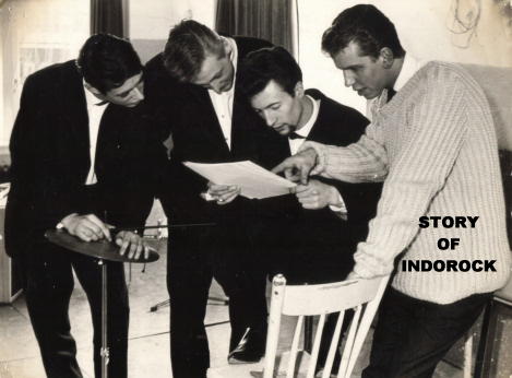 Een heus platencontract ! - v.l.n.r.:Hans Emmerik,Hans Hoogduin,Gerard Melkert en Ritchie Clark.