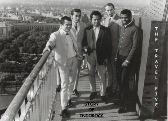 Travel Five in Parijs op de Eifeltoren in 1966 met v.l.n.r. : Loekie Burgemeestre, Eddy Lemmers, Don Fioole, Hans de Wekker, Ernie Garrett